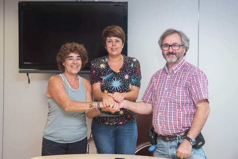 La consejera teldense Minerva Alonso firmó la cesión con la familia del fotógrafo fallecido (Foto TA)