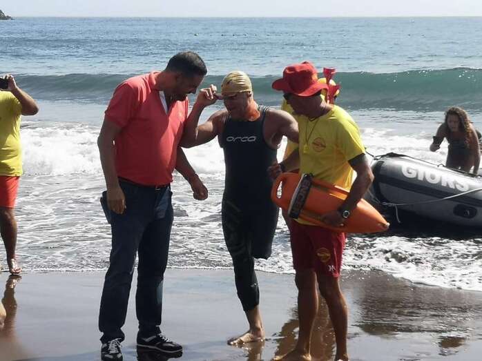 El nadador Carmelo Santana, minutos después de arribar el pasado miércoles a la playa teldense de Melenara (Foto TA)