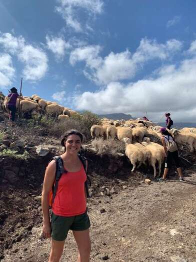 La concejala de Sostenibilidad Ambiental, Belén Hidalgo, acompañando a la trashumancia (Foto TA)