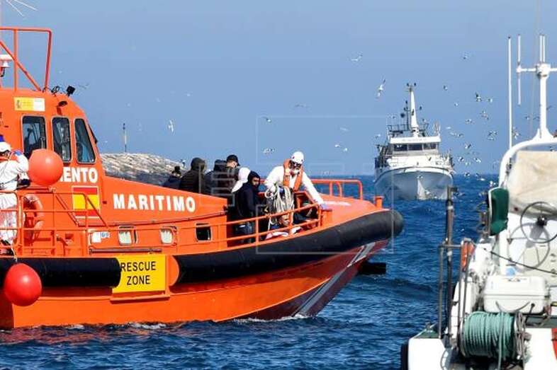 Imagen de archivo de una embarcación de Salvamento Marítimo (Foto Efe / Carlos Barba)