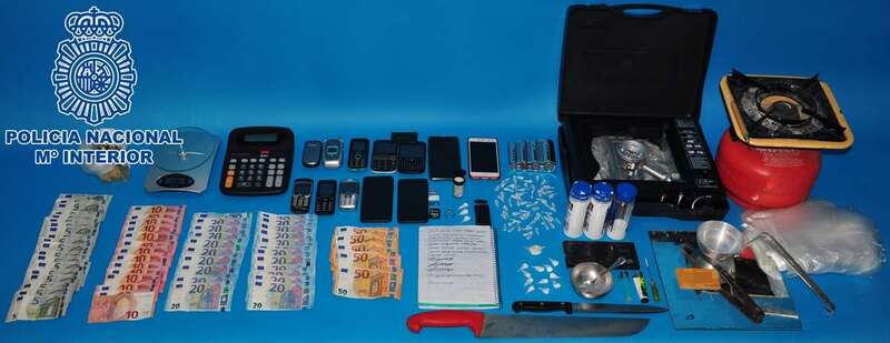 Los agentes también encontraron 975 euros en efectivo y varios utensilios (Foto TA)