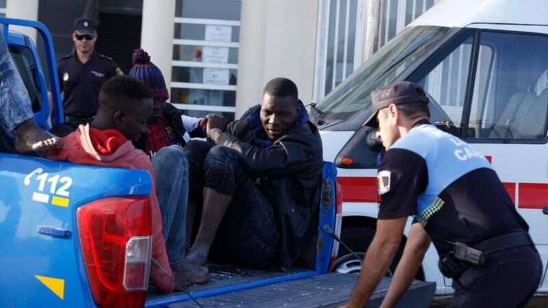 Los inmigrantes atendidos por la Policía Local (Foto Borja Suárez/C7)