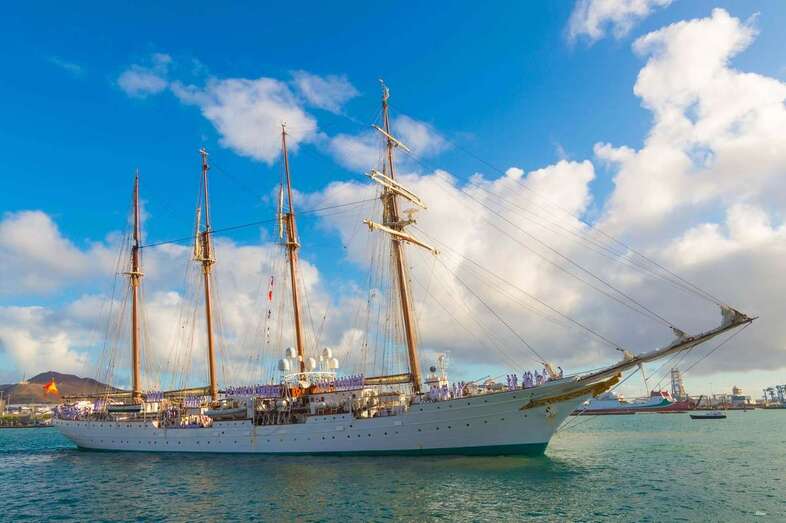 El Juan Sebastián Elcano, a su llegada este viernes a la bahía de Las Palmas de Gran Canaria (Foto Antonio Rico)