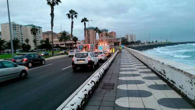 Retenciones en la Avenida Marítima por el cierre del carril derecho debido a un socavón (Foto TA)