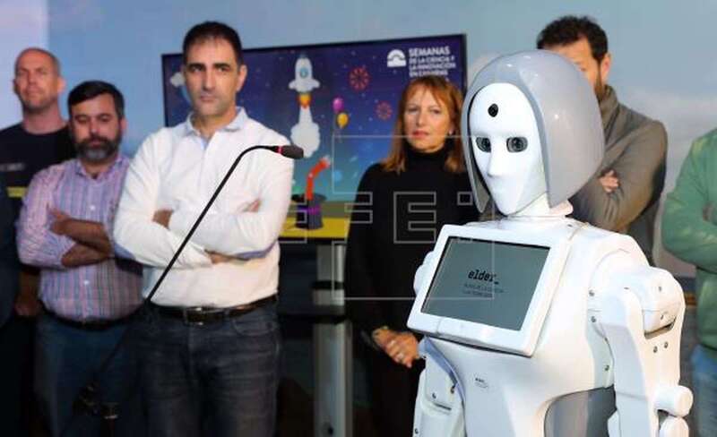 Ada, el robot del Elder, durante la presentación de las actividades que van a realizar para concienciar al ciudadano sobre la emergencia climática (Foto Efe / Elvira Urquijo A.)