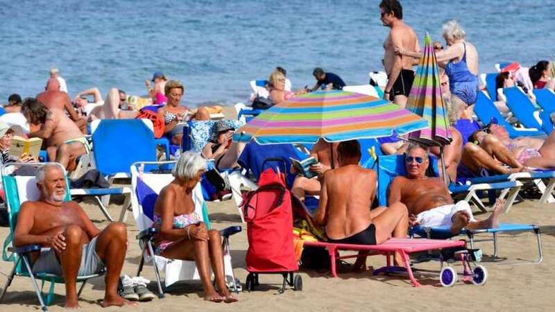 Turistas en la playa de Las Canteras (Foto Canarias7 / Juan Carlos Alonso)