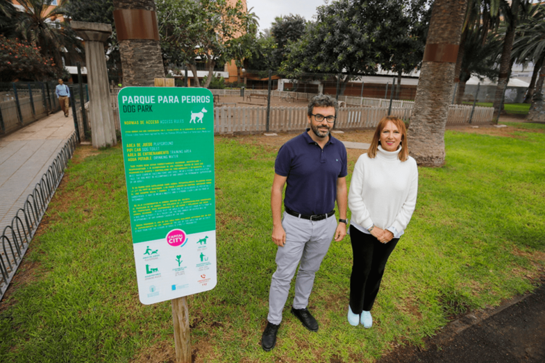 El concejal de Salud Pública capitalino, Luis Zamorano, junto a la consejera Inés Jiménez (Foto TA)