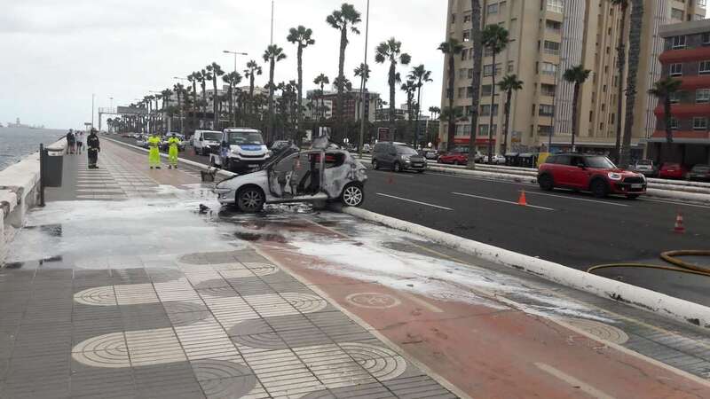 El vehículo incendiado (Foto TA)