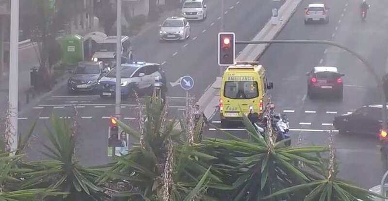 Una ambulancia traslada desde la Avenida de Escaleritas a un menor que fue atropellado (Foto Policía Local de LPGC)