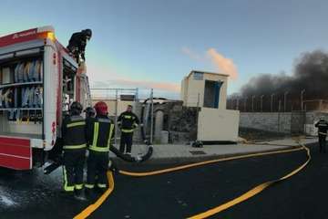 Aparatoso incendio en el polígono industrial capitalino de Las Torres (Foto TA)