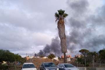 Aparatoso incendio en el polígono industrial capitalino de Las Torres (Foto TA)