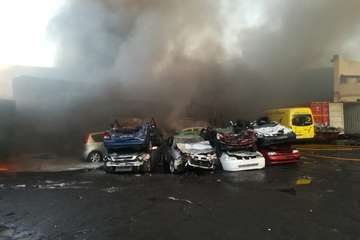 Aparatoso incendio en el polígono industrial capitalino de Las Torres (Foto TA)