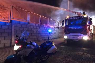 Aparatoso incendio en el polígono industrial capitalino de Las Torres (Foto TA)