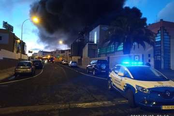 Aparatoso incendio en el polígono industrial capitalino de Las Torres (Foto TA)