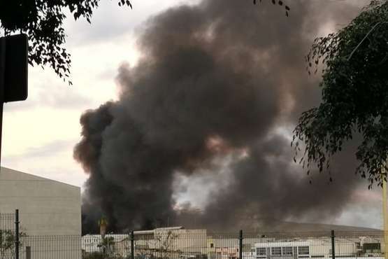 Aparatoso incendio en el polígono industrial capitalino de Las Torres (Foto TA)