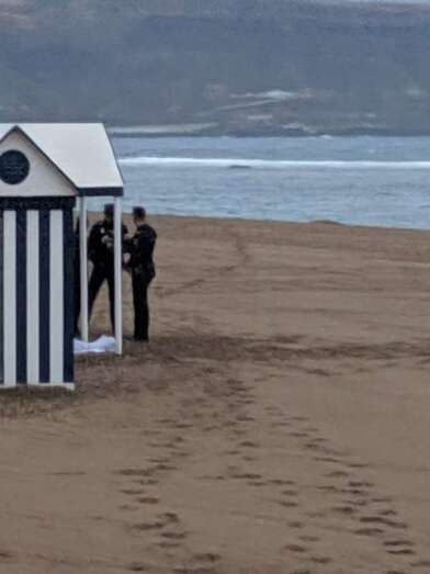 El cadáver custodiado por agentes policiales (Foto Miplayadelascanteras)