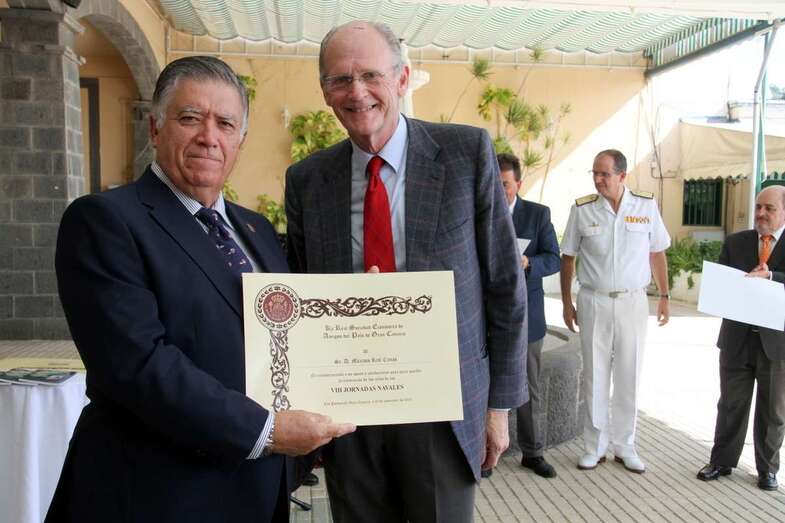 El escultor Máximo Rio, con el diploma que recibió por participar en estas jornadas (Foto Jesús Ruiz)