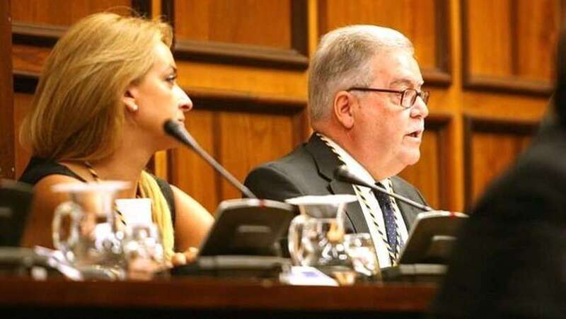 Esther Monzón con José Miguel Bravo de Laguna en un pleno del Cabildo de Gran Canaria, en 2015 (Foto Alejandro Ramos)
