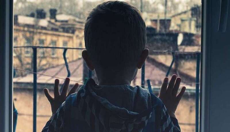 Menor mirando por la ventana (Foto Multimedia)