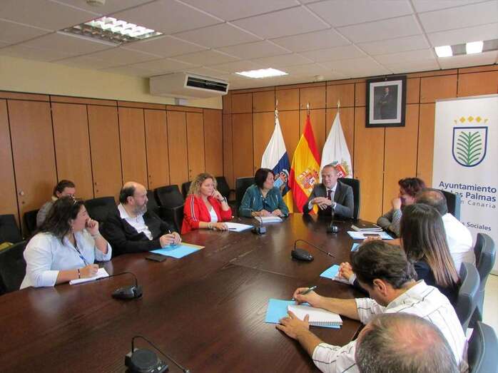 El alcalde y la concejala de Servicios Sociales se reunieron con doce entidades sociales que intervienen con este colectivo (Foto TA)