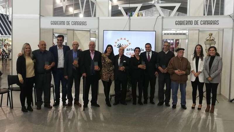 El grupo de artesanos y artesanas premiados por el Gobierno de Canarias (Foto TA)