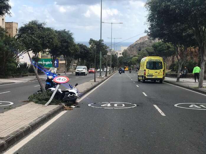 La motocicleta acabó empotrada contra una señal en la mediana de la carretera (Foto TA)