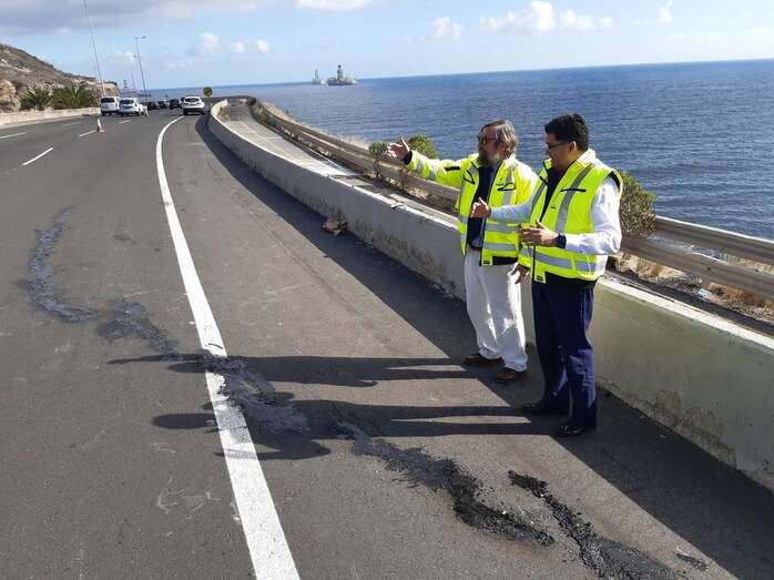 Fisuras en el firme de la GC-1, a la altura del Tivoli, en dirección hacia la capital (Foto TA)