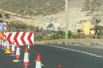 El cierre de dos carriles a la altura del derrumbe ha provocado colas en la GC-1 y en otras vías de la Isla (Foto TA)