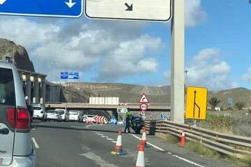El cierre de dos carriles a la altura del derrumbe ha provocado colas en la GC-1 y en otras vías de la Isla (Foto TA)