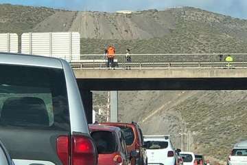 El cierre de dos carriles a la altura del derrumbe ha provocado colas en la GC-1 y en otras vías de la Isla (Foto TA)