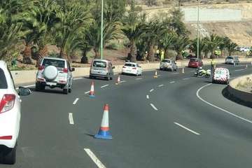 El cierre de dos carriles a la altura del derrumbe ha provocado colas en la GC-1 y en otras vías de la Isla (Foto TA)