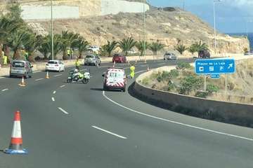 El cierre de dos carriles a la altura del derrumbe ha provocado colas en la GC-1 y en otras vías de la Isla (Foto TA)