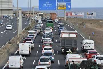 El cierre de dos carriles a la altura del derrumbe ha provocado colas en la GC-1 y en otras vías de la Isla (Foto TA)