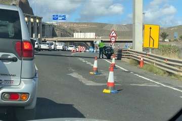 El cierre de dos carriles a la altura del derrumbe ha provocado colas en la GC-1 y en otras vías de la Isla (Foto TA)