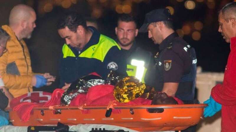 Desembarco de los ocupantes del cayuco (Foto Borja Suárez/C7)