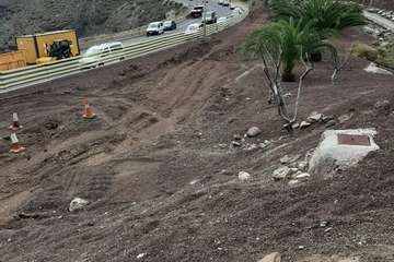Obras para la apertura de un carril en la GC-1 a la altura del Tívoli, en dirección hacia la capital  (Foto TA)