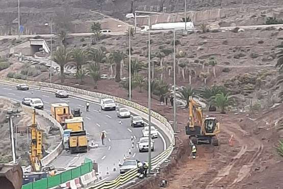 Obras para la apertura de un carril en la GC-1 a la altura del Tívoli, en dirección hacia la capital  (Foto TA)