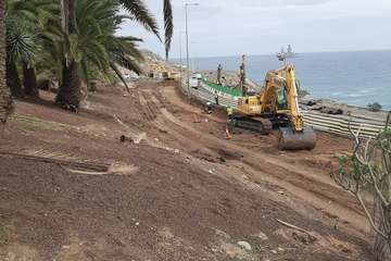 Obras para la apertura de un carril en la GC-1 a la altura del Tívoli, en dirección hacia la capital  (Foto TA)