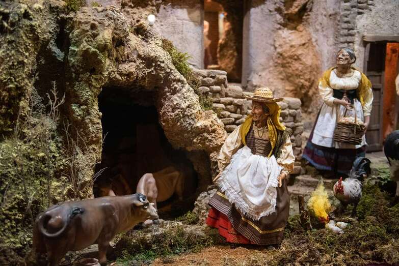 El portal realizado por el belenista Fernando Benítez reproduce  casas cuevas y expone algunas de las profesiones de los cumbreros (Foto TA)