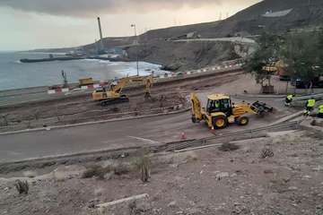 Trabajos de reparación del derrumbe en la GC-1 a la altura del Tívoli, en imágenes captadas por un colaborador de TA (Foto M. A. Santana)