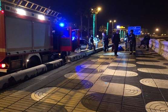 Bomberos rescatan con vida a la persona que había caído al mar en San Cristóbal (Foto TA)