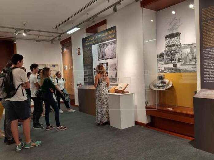 Imagen de una visita guiada de alumnos a la muestra (Foto Efe)
