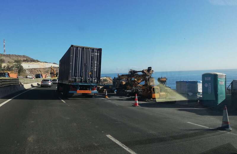 Imagen de un camión circulando ya este miércoles por el tramo de La Laja (Foto Acfi Press)