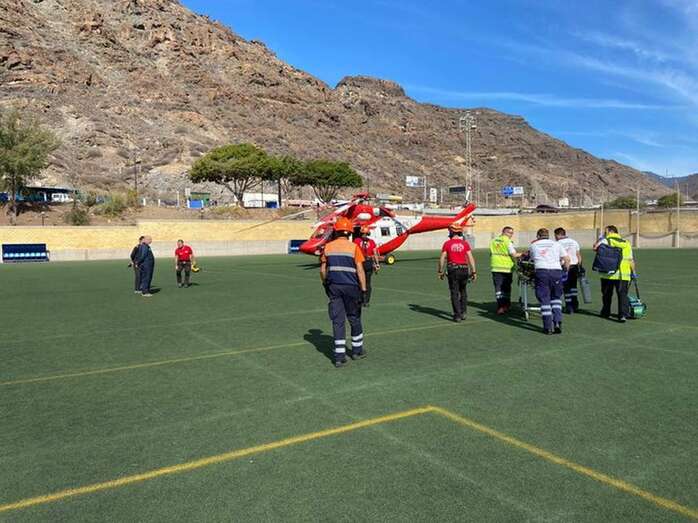 Imagen del traslado del paciente al helicóptero (Foto TA)