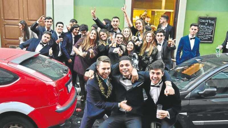Imagen de archivo de unos jóvenes celebrando el año nuevo en la capital grancanaria (Foto Canarias7 / Arcadio Suárez)