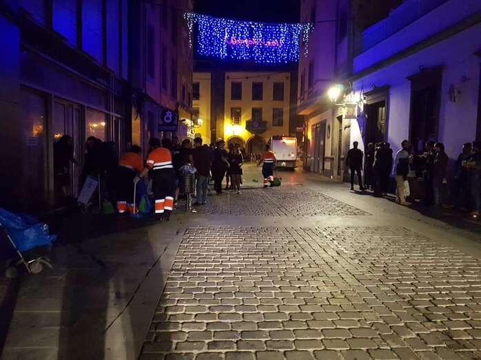 Labores de limpieza esta madrugada en Vegueta (Foto TA)