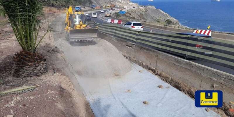 Trabajos para la habilitación de un nuevo carril en la GC-1 a la altura del punto donde se produjo el derrumbe (Foto TA)