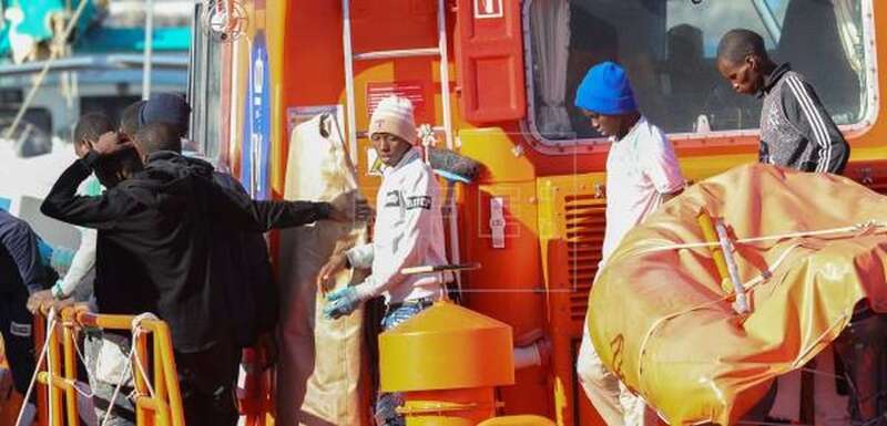 Imagen de este domingo de la llegada de otras 52 personas que fueron rescatadas de un cayuco (Foto EFE / Elvira Urquijo A.)