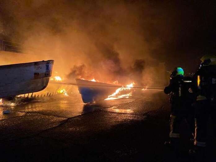 Incendio de pateras y cayucos almacenados en el puerto de Arguineguín (Foto TA)