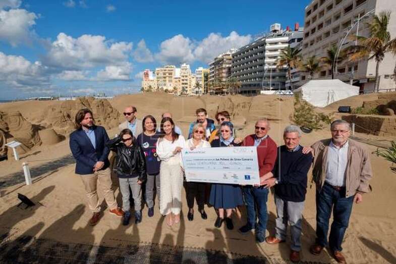 Este martes se hizo entrega de la recaudación a los responsables de los comedores sociales de la ciudad (Foto Efe / Ángel Medina G.)